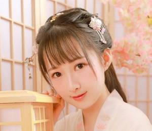 停电在教室里做好刺激 大手从衣服下摆探进去