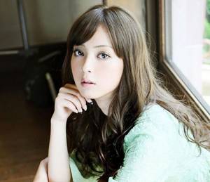 磨桌子角的文 傍晚舞蹈室里 白芷