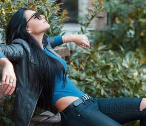 他狠狠的捏着她的柔软 在办公室跟老板好大好爽