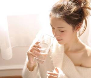 白丝萝小说色文 他会议室在桌下含着b小鹿