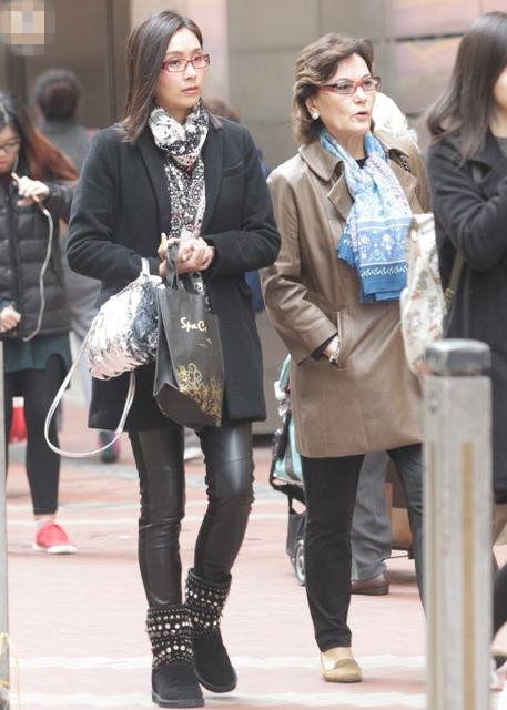 42岁杨恭如身材保养好 与母亲低调逛街