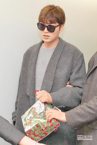 李敏镐戴墨镜现身台湾 行程神秘引猜疑