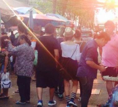 周杰伦昆凌休闲打扮逛市场 穿情侣鞋低调秀恩爱