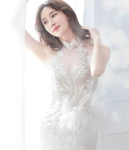 林志玲疑似婚纱照曝光 透视蕾丝鱼尾裙展露好身材