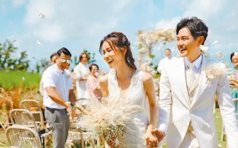 萧正楠黄翠如巴厘岛补办婚礼 去年4月注册结婚
