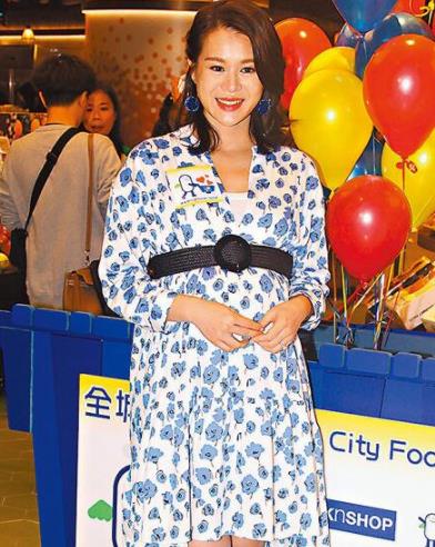 胡杏儿挺7个月孕肚出席活动 对胎儿性别保持神秘