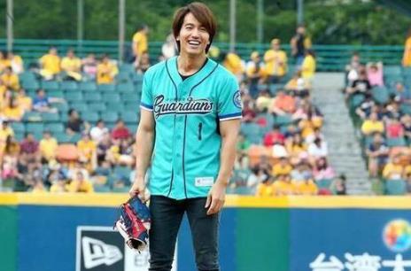 言承旭光棍节发文18字曝近况 幽默劝粉丝别剁手