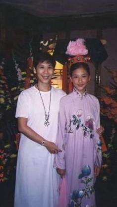 应采儿晒照证明小时候长得像Angelababy