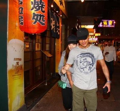 郭富城百万豪车载爱妻 还用健硕手臂护方媛孕肚