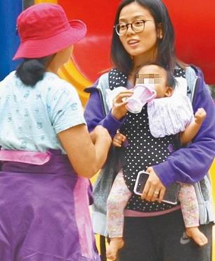 周渝民爱女正脸首曝光 浓眉大眼美人模样初现