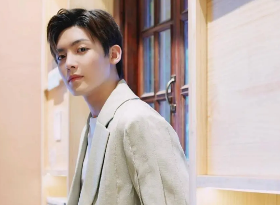 侯明昊新剧上线当日关于他和郑爽之间的绯闻却传得沸沸扬扬