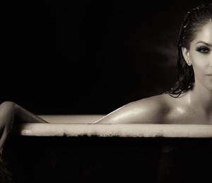 玩游戏输一次脱一件 自愿作乳胶玩具的小说