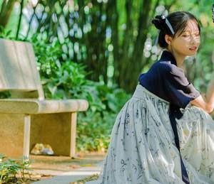 总裁开会H情章节 随着车子的晃动 裙子