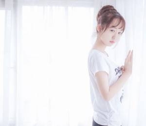 一泡尿把女神憋得不行 丫头 我想要