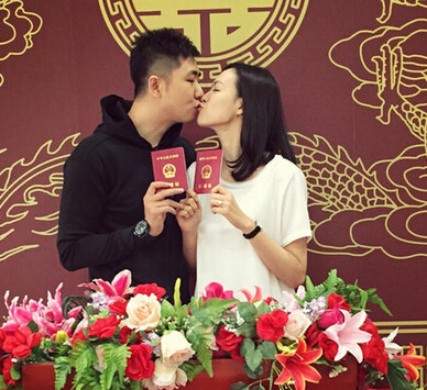 李艾与圈外男友领证结婚 兴奋公布：我是人妻啦