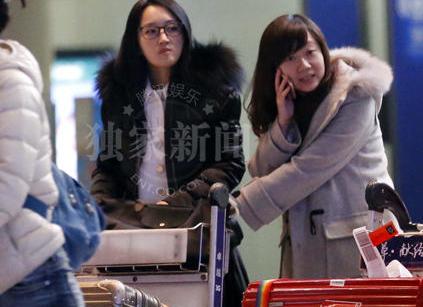 杨钰莹哼着小曲心情靓 身形纤瘦打扮如少女