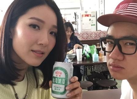 王祖蓝与妻子“合体”工作 卖萌搞怪大秀恩爱