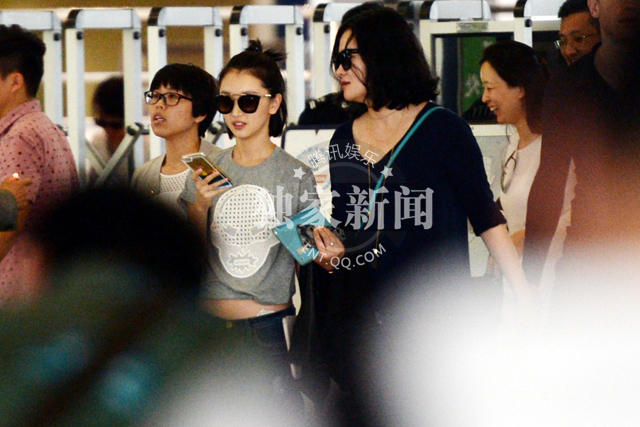 周冬雨秀小蛮腰引侧目 买情侣杯似送男友