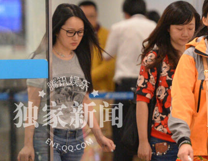 杨钰莹罕见走帅气路线 牛仔LOOK显身材苗条