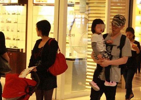 黄贯中陪朱茵逛街 全程抱女儿彰显父爱