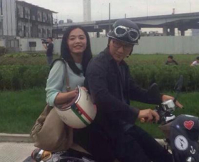 李晨新片骑摩托载姚晨 网友：后面是冰冰就好了