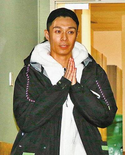 周柏豪接妻女出院宝宝包裹严实 可帮女成功换尿片