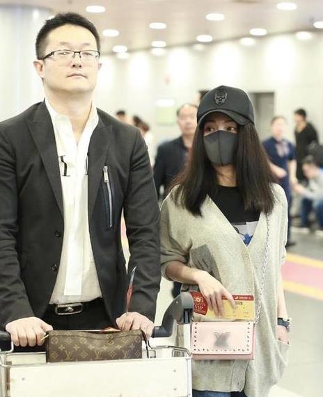 姚笛深夜会男友打扮低调 牵手搂腰甜度满分