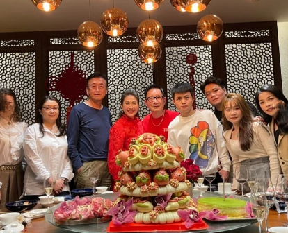 著名时装设计师刘培基在其个人社交平台分享一组聚餐近照