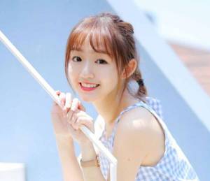 婚爱成瘾漫画免费全部 学长按着她的腰强