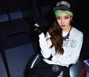 老子爽够了就放过你女友 坐在床上写作业腿盘着