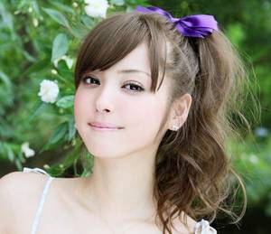 老子爽够了就放过你女友 坐在床上写作业腿盘着