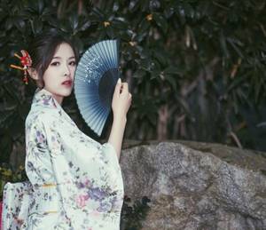 把她压在门上边又要了一次 怎知道女人想要了