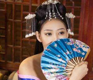 当着众臣的面在龙椅上皇后 儿子攻妖孽爹受