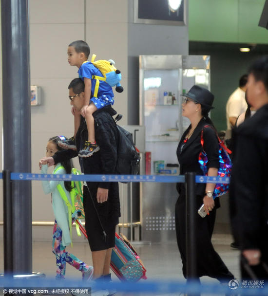 赵文卓一家四口现身机场 肩扛儿子父爱满满