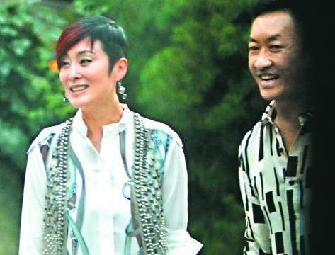 49岁张敏称＂从没结过婚＂ 疑恋上小10岁制作人