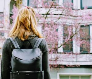 快穿女主比男主强大 壁咚胸咚床咚强吻gif视频