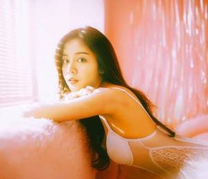 女友乡下被拉进柴房 你动一下我那难受