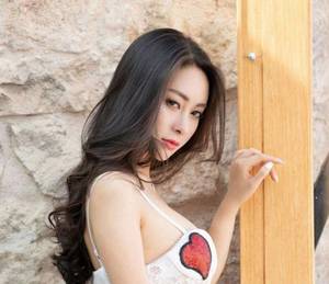 抓着马尾一直射小说 军营里的男男性行为