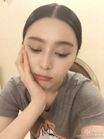 范冰冰不睡晒自拍 素颜出镜美到没朋友