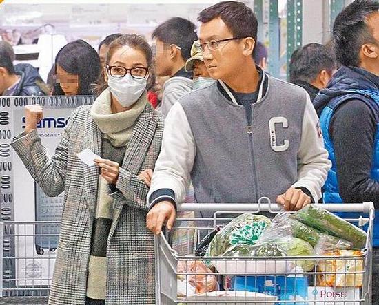 侯佩岑陪母亲逛超市 老公黄柏俊随行甘当苦力