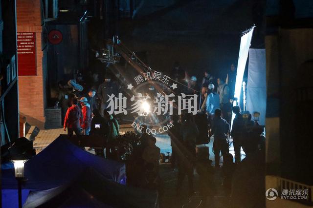 鹿晗拍夜戏滑旱冰险摔倒 不慎受伤当众扎腰带