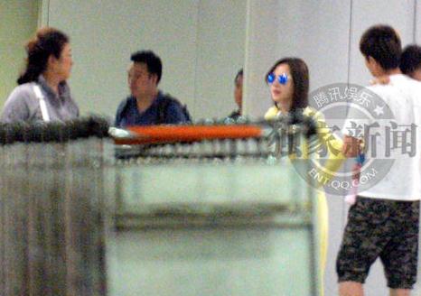 李小璐行动迟缓似生病 好男人贾乃亮护妻抱女