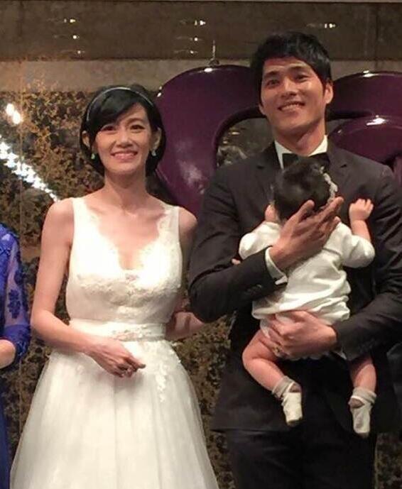 蓝正龙周幼婷带半岁女儿补办婚礼 酒席摆18桌