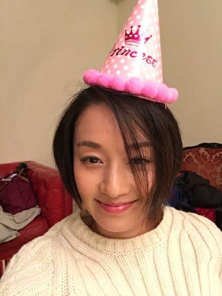 文章小女儿两岁啦！马伊琍调皮戴生日帽