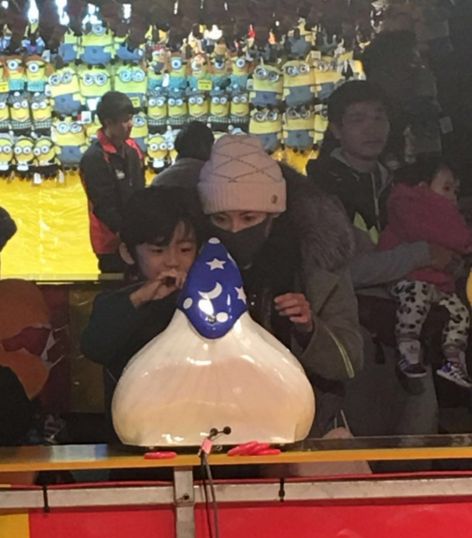 张柏芝带俩儿子现身嘉年华 童心未泯玩游戏