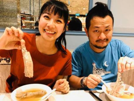 作家九把刀宣布妻子怀孕升级当爸：想到就一直笑