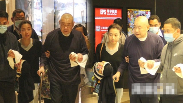 刘銮雄病愈后首现身健步如飞 甘比相伴在侧