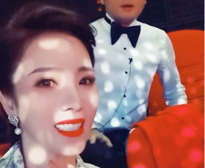 李思思晒自拍分享元宵晚会主持人在后台的趣事
