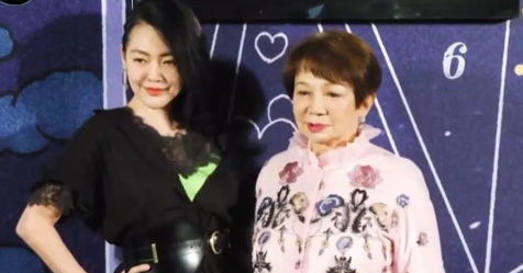 小S徐熙娣跟婆婆一起参加时装秀的活动