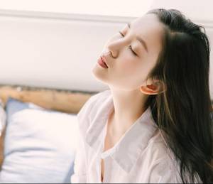 女子地铁颤抖是在干嘛 乖宝让我舔一下
